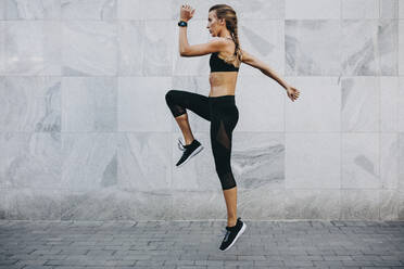 Frauen in Fitnesskleidung beim Training im Freien. Fitness-Frauen beim Training am Morgen. - JLPSF20987