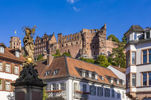 Deutschland, Baden-Württemberg, Heidelberg, Marienstatue auf dem Kornmarkt mit dem Heidelberger Schloss im Hintergrund - WDF07108