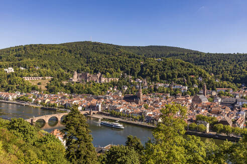 Deutschland, Baden-Württemberg, Heidelberg, Blick auf die Stadt am Fluss bei Sonnenschein - WDF07109