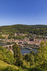 Deutschland, Baden-Württemberg, Heidelberg, Blick auf die Stadt am Fluss bei Sonnenschein - WDF07110