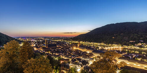 Deutschland, Baden-Württemberg, Heidelberg, Panoramablick auf die beleuchtete Altstadt in der Abenddämmerung - WDF07111