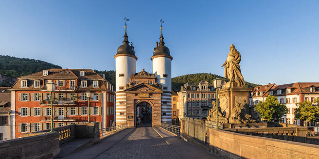 Deutschland, Baden-Württemberg, Heidelberg, Panoramablick auf die Karl-Theodor-Brücke - WDF07112