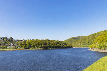 Rursee und Landschaft unter blauem Himmel - GWF07626