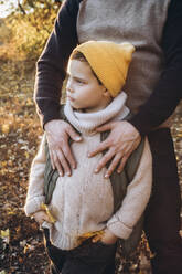 Junge mit Strickmütze, stehend mit Vater - YLF00033