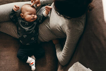 Bébé Regardant La Caméra Pendant Qu'elle Est Suspendue à L'arrière De Sa  Mère Image stock - Image du inclus, childcare: 240548227