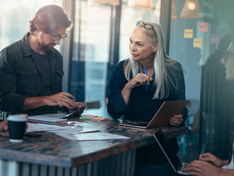 Business-Team arbeitet gemeinsam an einem neuen Projekt im Büro. Business-Frau mit Team um einen Tisch diskutieren Strategie für ein neues Projekt. - JLPSF22722