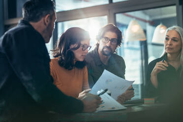 Geschäftsleute, die im Büro über ein neues Geschäftsprojekt diskutieren. Team-Brainstorming für eine neue Geschäftsstrategie. - JLPSF22729