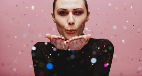 Close up Porträt der attraktiven jungen Frau Blasen funkelt. Kaukasische weibliche Modell Blasen glitzert über rosa Hintergrund. - JLPSF23455