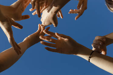 Hände von jungen Frauen unter blauem Himmel - LLUF00943