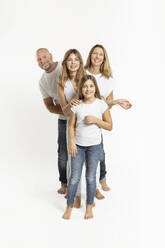 Lächelnde Töchter und Eltern vor weißem Hintergrund - SDAHF01190
