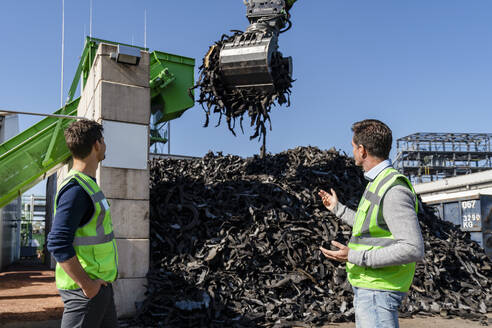 Mann streitet mit Kollege auf Recyclinghof über Bagger - DIGF19233