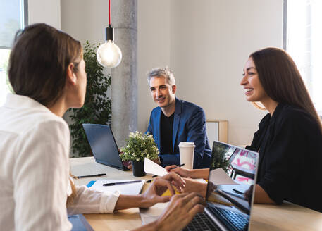 Geschäftsleute diskutieren in einem Besprechungsraum im Büro - AMRF00135