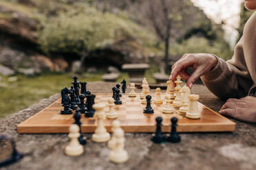 Unbekanntes älteres Ehepaar, das in einem Park eine Partie Schach spielt. Anonymes älteres Ehepaar, das nach seiner Pensionierung viel Zeit miteinander verbringt. - JLPSF25070