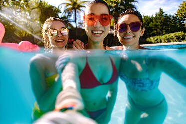 Fröhliche Frauen Freunde machen Selfie im Schwimmbad. Gruppe der besten Freunde nehmen Selfie im Freibad. - JLPSF25392