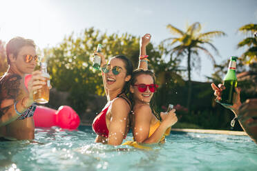 Junge Leute im Schwimmbad, trinken, haben Spaß und genießen den Urlaub. - JLPSF25433