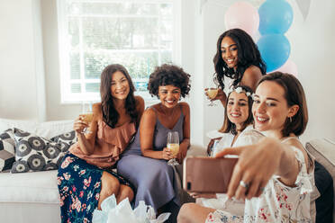 Gruppe von verschiedenen Freunden Frauen bei Baby-Dusche mit Spaß nehmen selfie mit Handy ein und lächelnd. - JLPSF25501