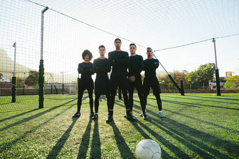 Volle Länge von fünf a Seite Fußballmannschaft auf dem Feld während des Trainings. Fußballspieler stehen zusammen auf Fußballplatz. - JLPSF25520