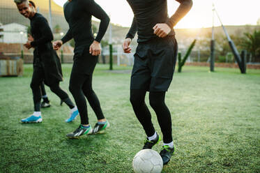 Teenager spielen Fußball auf einem Feld. Fußballmannschaft übt auf einem Fußballplatz. - JLPSF25525