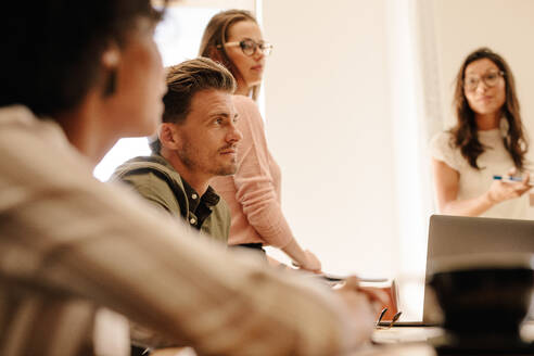 Business-Mann während der Sitzung im Büro. Corporate Business-Team Sitzung im Konferenzraum. - JLPSF25619