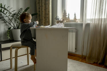 Kleinkind beim Zeichnen am Tisch - ANAF00381