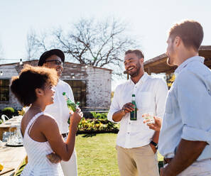 Fröhliche Gruppe von Freunden, die Spaß haben und Bier trinken. Fröhliche Männer und Frauen, die an einem Sommertag eine Party im Freien feiern. - JLPSF25961