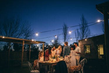 Freunde machen große Party in der Nacht. Gruppe von Menschen, die im Garten Restaurant in der Nacht. - JLPSF26004