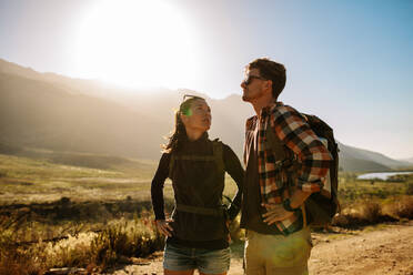 Junger Mann und Frau auf Wanderweg an einem sonnigen Tag. Schönes Paar auf Wanderweg in Naturschutzgebiet. - JLPSF26285