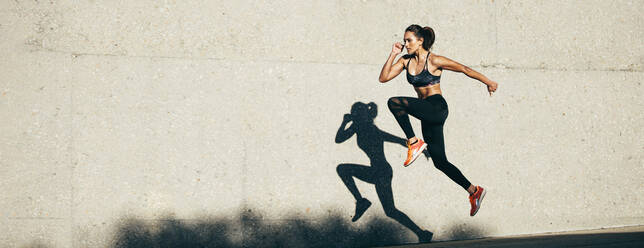 Fitness weibliches Modell macht Cardio-Training am Morgen. Panorama-Hintergrund von Fitness-Frau läuft im Freien. - JLPSF26391