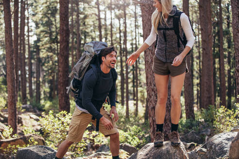 Mann und Frau Wanderer genießen Trekking auf felsigen Weg. Wanderer Paar erkundet die Natur zu Fuß durch den Wald. - JLPSF26478