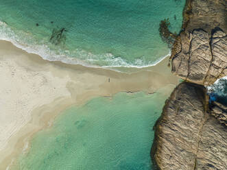Luftaufnahme einer Person im Sand am Strand von Wylie Head, Westaustralien, Australien. - AAEF16470