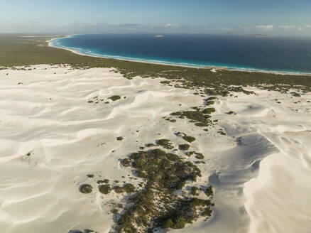 Luftaufnahme des Mullet Lake Nature Reserve mit Sanddünen, Westaustralien, Australien. - AAEF16475