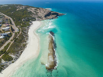 Luftaufnahme von West Beach, Westaustralien, Australien. - AAEF16481