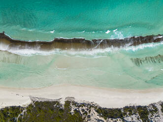 Luftaufnahme von West Beach, Westaustralien, Australien. - AAEF16484