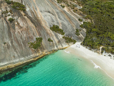 Luftaufnahme von Menschen am Misery Beach, Westaustralien, Australien. - AAEF16497