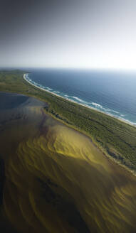 Luftaufnahme des Wallis Lake und des Seven Miles Beach, New South Wales, Australien. - AAEF16511