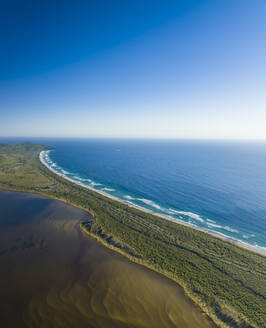 Luftaufnahme des Wallis Lake und des Seven Miles Beach, New South Wales, Australien. - AAEF16512