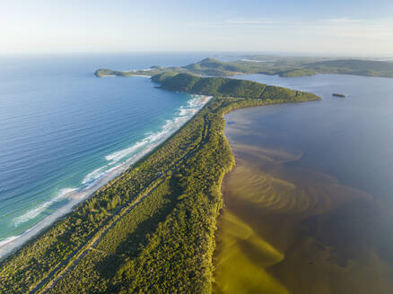 Luftaufnahme des Wallis Lake und des Seven Miles Beach bei Sonnenuntergang, New South Wales, Australien. - AAEF16513