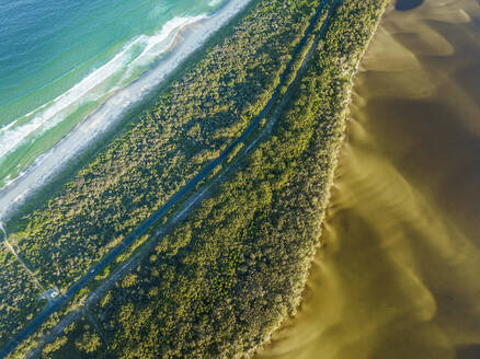 Luftaufnahme des Wallis Lake und des Seven Miles Beach bei Sonnenuntergang, New South Wales, Australien. - AAEF16515