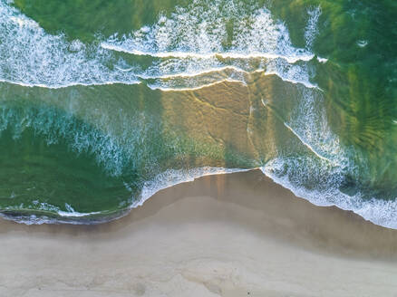 Luftaufnahme der Uferpromenade von Seven Miles Beach, New South Wales, Australien. - AAEF16518