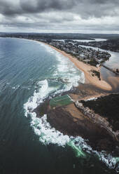 Panoramaluftaufnahme von North Narrabeen Rockpool , New South Wales, Australien. - AAEF16526