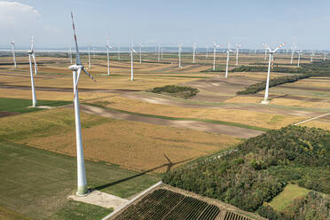 Luftaufnahme einer Windkraftanlage in Monchhof, Österreich,. - AAEF16534