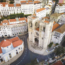Luftaufnahme der Kathedrale von Lissabon im Stadtteil Alfama, Lissabon, Portugal. - AAEF16542