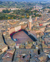 Luftaufnahme des Torre del Mangia (Mangia-Turm) auf der Piazza del Campo (Platz des Campo) bei Sonnenuntergang, Siena, Toskana, Italien. - AAEF16565