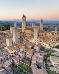 Luftaufnahme von San Gimignano, einer kleinen alten Stadt mit mittelalterlichem Turm bei Sonnenuntergang, Siena, Toskana, Italien. - AAEF16567