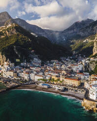 Luftaufnahme von Amalfi, einer kleinen Stadt an der Amalfiküste mit Blick auf das Mittelmeer, Salerno, Italien. - AAEF16568