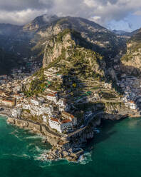 Panoramablick auf Amalfi und Atrani, zwei wunderschöne Reiseziele an der Amalfiküste, Salerno, Italien. - AAEF16569