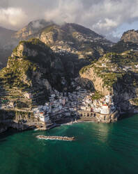 Luftaufnahme von Atrani, einer kleinen Stadt an der Amalfiküste mit Blick auf das Mittelmeer, Salerno, Italien. - AAEF16570