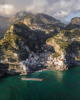 Luftaufnahme von Atrani, einer kleinen Stadt an der Amalfiküste mit Blick auf das Mittelmeer, Salerno, Italien. - AAEF16570