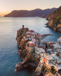 Luftaufnahme der Altstadt von Vernazza entlang der Küste, Cinque Terre, Ligurien, Italien. - AAEF16571