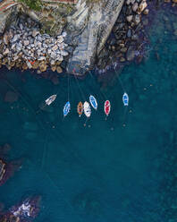 Luftaufnahme der kleinen Mole von Riomaggiore und des Hafens mit Fischerboot, Cinque Terre, Ligurien, Italien. - AAEF16573